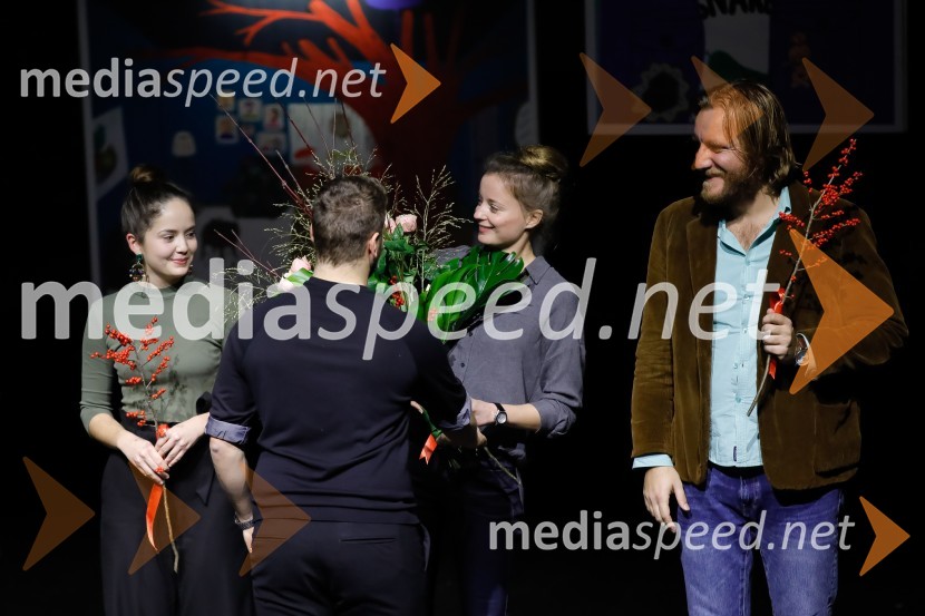 Lara Wolf Završnik, igralka;  Ajda Smrekar, igralka;  Matej Puc, igralecTih vdih, premiera predstave