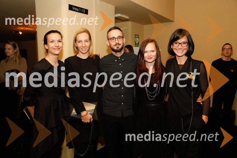  Hana Radovan, odnosi z javnostmi, Državno odvetništvo;  ... ;  Jernej Pristov, predstavnik za odnose z javnostmi SNG Drama Ljubljana;  Katarina Koprivnikar, marketing MGL;  Simona  Belle, služba za stike z javnostmi MGLTih vdih, premiera predstave