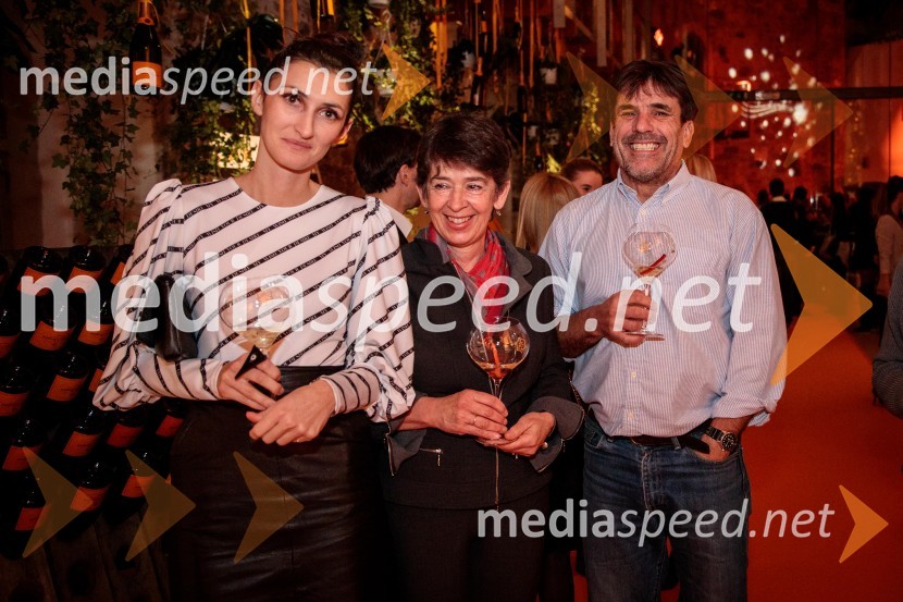  Katja   Bidovec, fotografinja;  ... ;  Arne Hodalič, fotografRegijsko nagrado Veuve Clicquot Business Woman Award 2018 osvojila Aleksandra Dojčinović