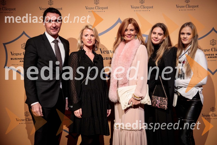  Gregor  Jamnik, direktor hotela Slon;  Metka  Kejžar, direktorica marketinga in PR, Autocommerce, d.o.o. ;  Urška Šefman Sojer, direktorica Kavarne Zvezda, slovenska dobitnica nagrade VCBWA 2017;  ... ;  ... Regijsko nagrado Veuve Clicquot Business Woman Award 2018 osvojila Aleksandra Dojčinović