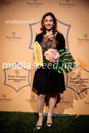  Irena  Fonda, raziskovalka in direktorica podjetja FondaRegijsko nagrado Veuve Clicquot Business Woman Award 2018 osvojila Aleksandra Dojčinović