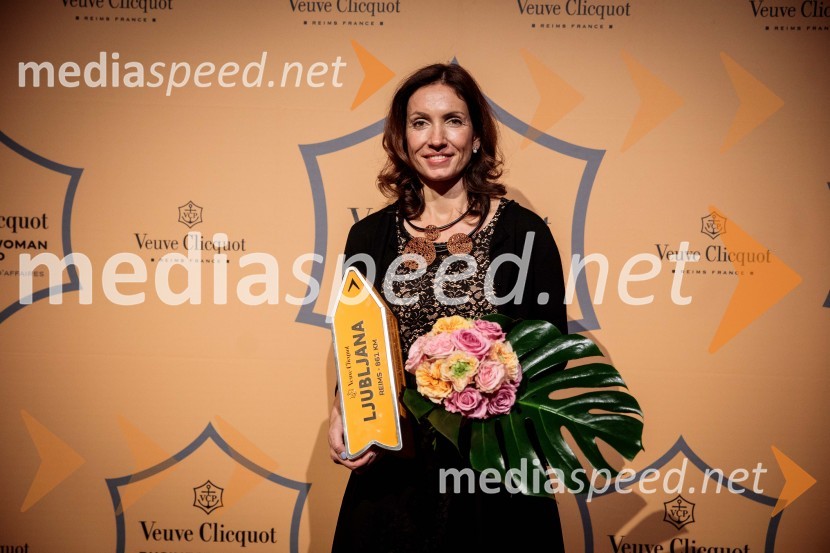  Irena  Fonda, raziskovalka in direktorica podjetja FondaRegijsko nagrado Veuve Clicquot Business Woman Award 2018 osvojila Aleksandra Dojčinović