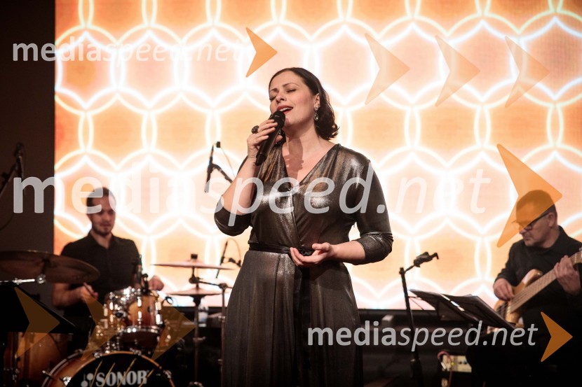  Nuška Drašček, pevkaRegijsko nagrado Veuve Clicquot Business Woman Award 2018 osvojila Aleksandra Dojčinović