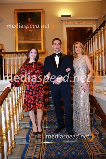  Sophie Honey, veleposlanica Združenega kraljestva Velika Britanija in Severna Irska v Republiki Sloveniji;  Miha Žerko, predsednik, Britansko-slovenska gospodarska zbornica;  Barbara Uranjek, direktorica, Britansko-slovenska gospodarska zbornicaChristmas Gala dinner