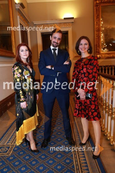  Aleksandra Barič, business consultant, Britansko-slovenska gospodarska zbornica;  Patrick  Bannister, Britansko veleposlaništvo v Sloveniji;  Sophie Honey, veleposlanica Združenega kraljestva Velika Britanija in Severna Irska v Republiki SlovenijiChristmas Gala dinner