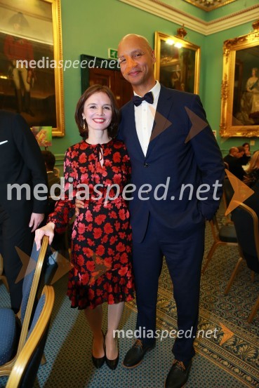  Sophie Honey, veleposlanica Združenega kraljestva Velika Britanija in Severna Irska v Republiki Sloveniji;  Peter Savizon, pevecChristmas Gala dinner