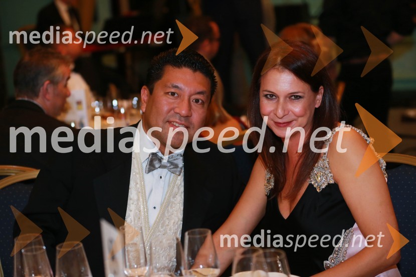 Tosh Kojima, generalni direktor, DCAdvisory Partners;  Nina Kojima, dopisnica RTV v Združenem KraljestvuChristmas Gala dinner