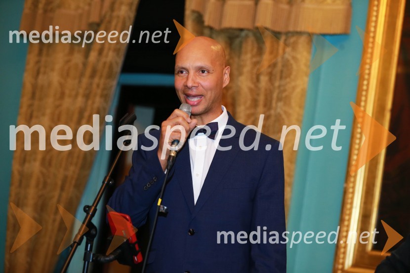  Peter Savizon, pevecChristmas Gala dinner