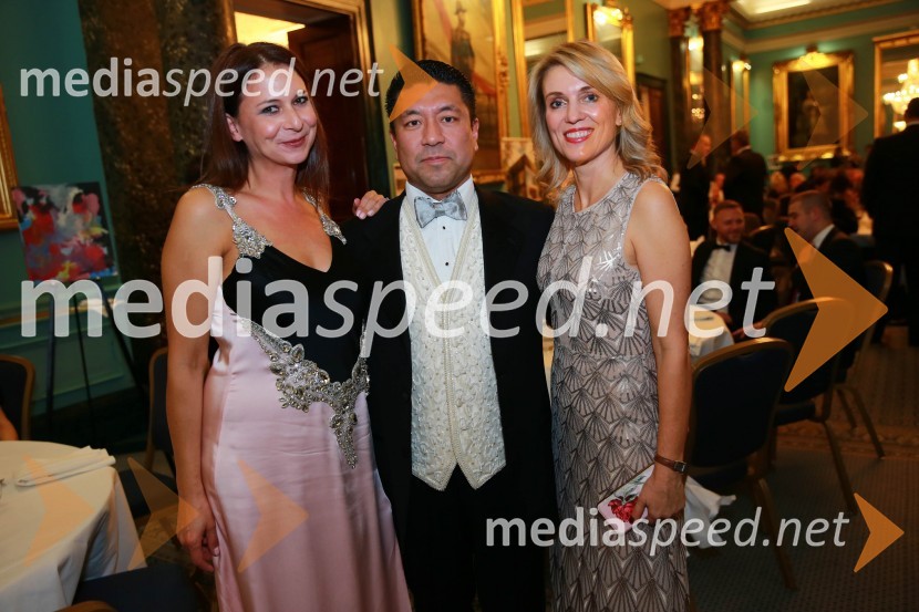  Nina Kojima, dopisnica RTV v Združenem Kraljestvu;  Tosh Kojima, generalni direktor, DCAdvisory Partners;  Barbara Uranjek, direktorica, Britansko-slovenska gospodarska zbornicaChristmas Gala dinner