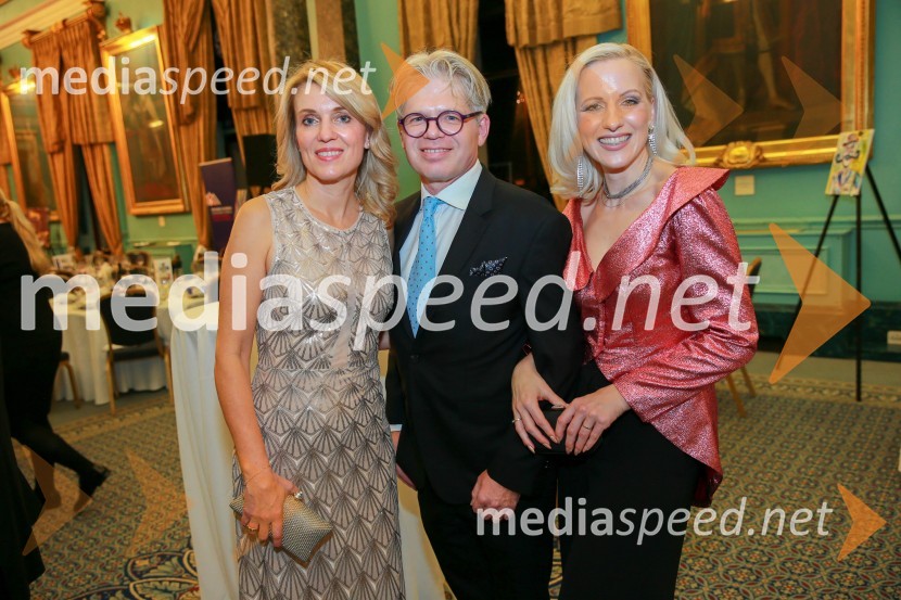  Barbara Uranjek, direktorica, Britansko-slovenska gospodarska zbornica;  Matjaž Ambrožič;  Nika Ambrožič Urbas, modna kreatorka in ustanoviteljica modne znamke Marija ModernaChristmas Gala dinner