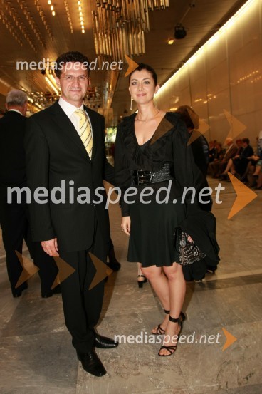 Milan M. Cvikl, poslanec, njegova spremljevalka Jerca Legan, pomočnica generalnega direktorja za strateško komuniciranje Kranjske investicijske družbe d.o.o.Otvoritev Festivala Ljubljana 2008: Kraljevi filharmonični orkester iz Londona