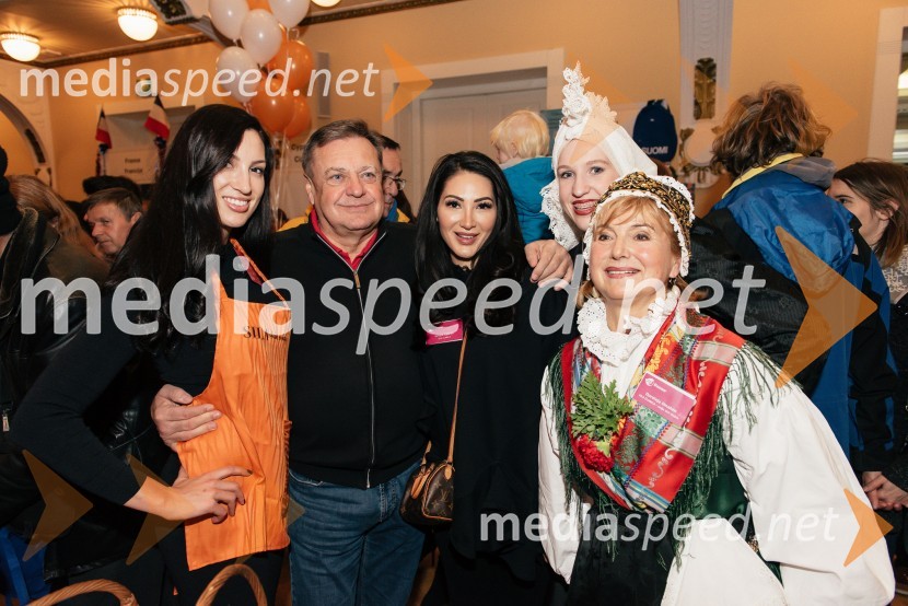  Maruša Kiler;  Zoran Janković, župan, Mestna občina Ljubljana;  Ursula Gawish;  Doroteja Omahen, vodja slovenske narodne in kulinarične mize v gorenjski nošiV Ljubljani navdušil že 25. bazar Sila