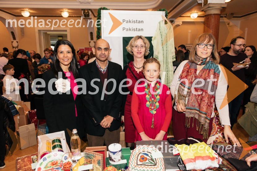  Marta Berglez, predsednica združenja SILA-IWCL;  ... ;  Ursula Szabo, koordinatorka, SILA IWCL Bazar;  ... ;  ... V Ljubljani navdušil že 25. bazar Sila