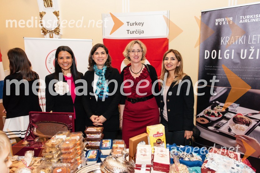  Marta Berglez, predsednica združenja SILA-IWCL;  ... ;  Ursula Szabo, koordinatorka, SILA IWCL Bazar;  ... V Ljubljani navdušil že 25. bazar Sila