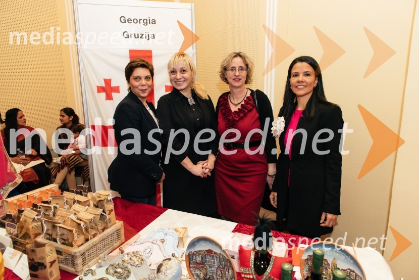  ... ;  ... ;  Ursula Szabo, koordinatorka, SILA IWCL Bazar;  Marta Berglez, predsednica združenja SILA-IWCLV Ljubljani navdušil že 25. bazar Sila