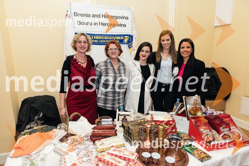  Ursula Szabo, koordinatorka, SILA IWCL Bazar;  ... ;  ... ;  ... ;  Marta Berglez, predsednica združenja SILA-IWCLV Ljubljani navdušil že 25. bazar Sila