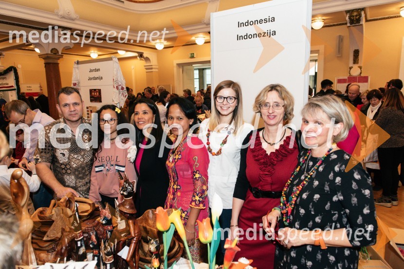  ... ;  ... ;  Marta Berglez, predsednica združenja SILA-IWCL;  ... ;  ... ;  Ursula Szabo, koordinatorka, SILA IWCL Bazar;  ... V Ljubljani navdušil že 25. bazar Sila