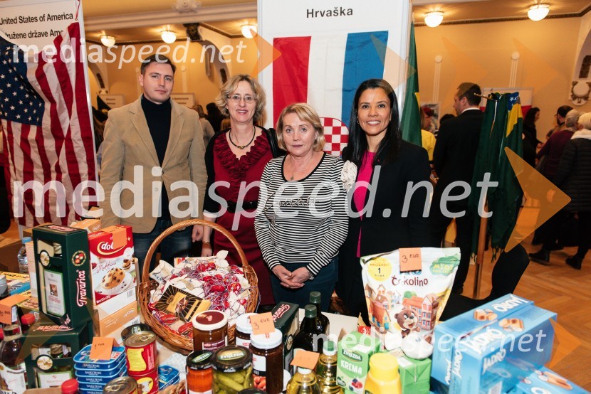  ... ;  Ursula Szabo, koordinatorka, SILA IWCL Bazar;  ... ;  Marta Berglez, predsednica združenja SILA-IWCLV Ljubljani navdušil že 25. bazar Sila