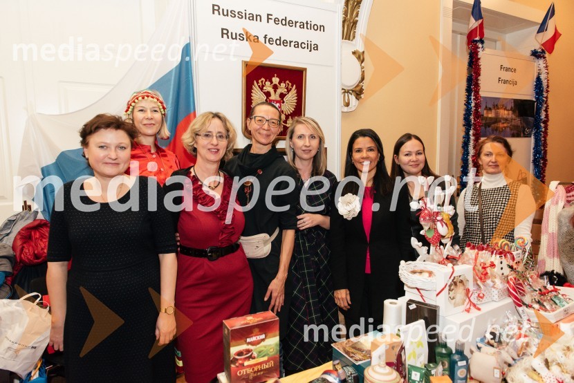  ... ;  ... ;  Ursula Szabo, koordinatorka, SILA IWCL Bazar;  ... ;  ... ;  Marta Berglez, predsednica združenja SILA-IWCL;  ... ;  ... V Ljubljani navdušil že 25. bazar Sila