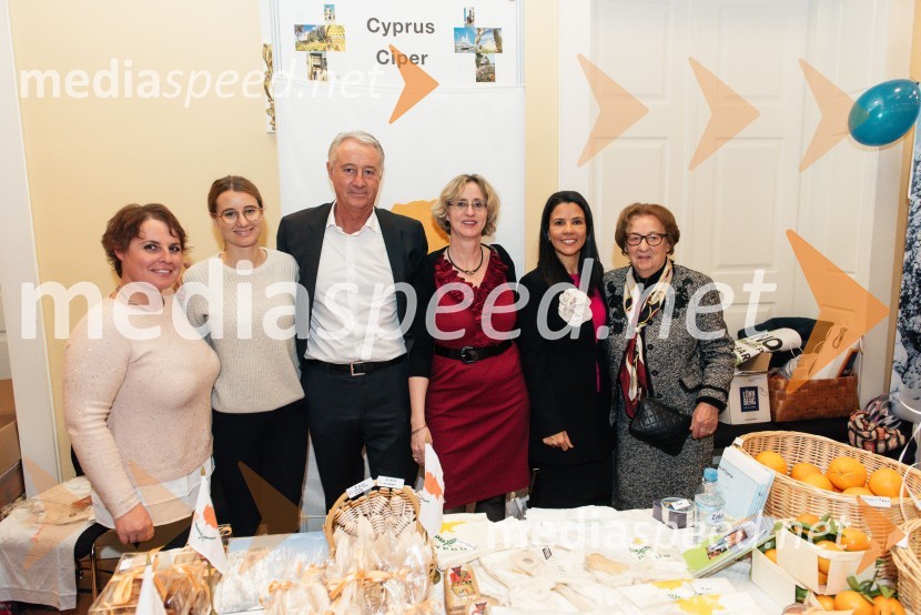  ... ;  ... ;  ... ;  Ursula Szabo, koordinatorka, SILA IWCL Bazar;  Marta Berglez, predsednica združenja SILA-IWCL;  ... V Ljubljani navdušil že 25. bazar Sila