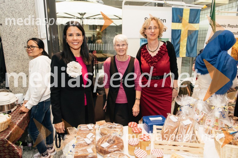  Marta Berglez, predsednica združenja SILA-IWCL;  ... ;  Ursula Szabo, koordinatorka, SILA IWCL BazarV Ljubljani navdušil že 25. bazar Sila