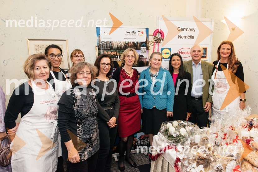  ... ;  ... ;  ... ;  ... ;  ... ;  Ursula Szabo, koordinatorka, SILA IWCL Bazar;  ... ;  Marta Berglez, predsednica združenja SILA-IWCL;  ... ;  ... V Ljubljani navdušil že 25. bazar Sila