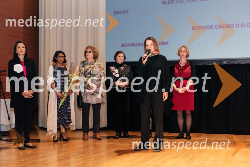  Marta Berglez, predsednica združenja SILA-IWCL;  Vesna Nisha Dolinar, predsednica SILA 2012-2013 in lastnica restavracije Namaste;  ... ;  ... ;  ... ;  Ursula Szabo, koordinatorka, SILA IWCL BazarV Ljubljani navdušil že 25. bazar Sila
