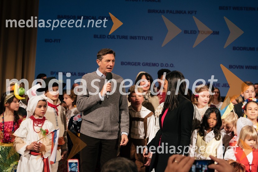  Borut Pahor, predsednik Republike Slovenije;  Tanja Pečar, odvetnica;  Marta Berglez, predsednica združenja SILA-IWCLV Ljubljani navdušil že 25. bazar Sila