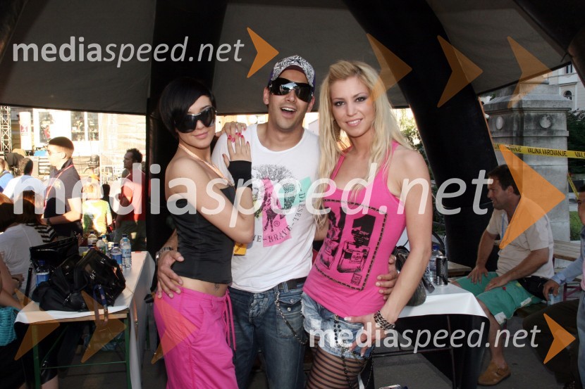 Sanja Grohar, pevka, Domen Kumer, pevec in Petra Pečovnik, pevkaPozdrav poletju 2008