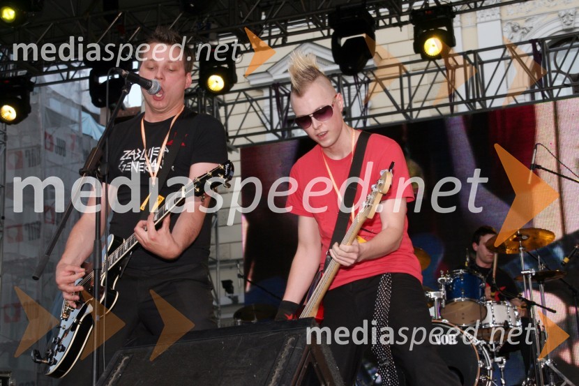Člana skupine Zablujena generacijaPozdrav poletju 2008