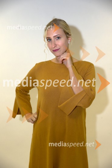 Maša Golob, violinistka in Maja Založnik, pevka