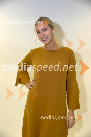 Maša Golob, violinistka in Maja Založnik, pevka