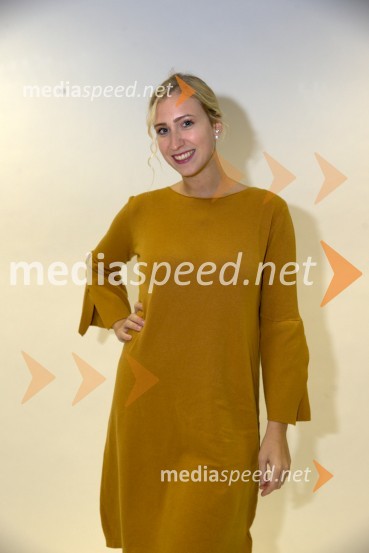  Maša Golob, violinistkaMaša Golob, violinistka in Maja Založnik, pevka