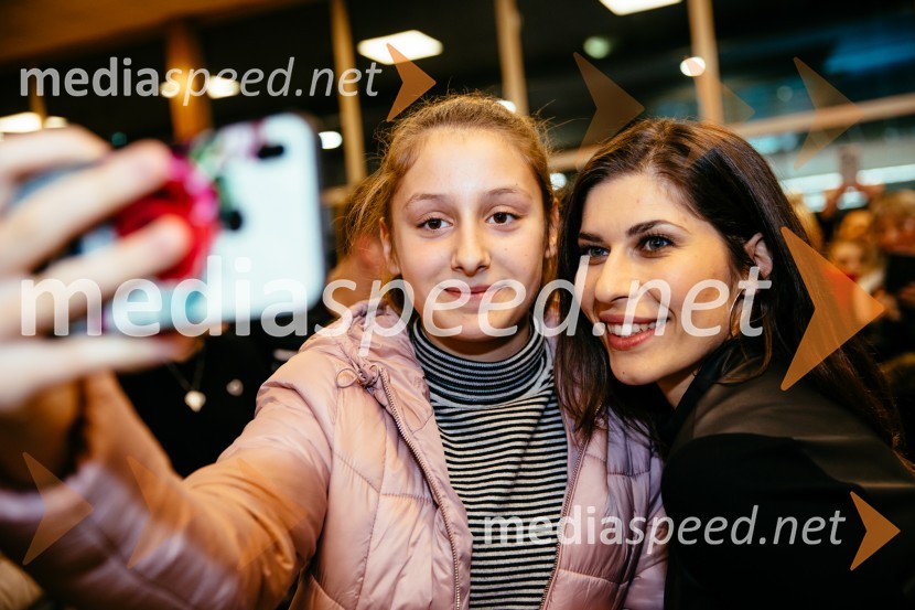  ... ;  Natalija Bratkovič, radijska in TV moderatorkaDruženje s tekmovalci Kmetije