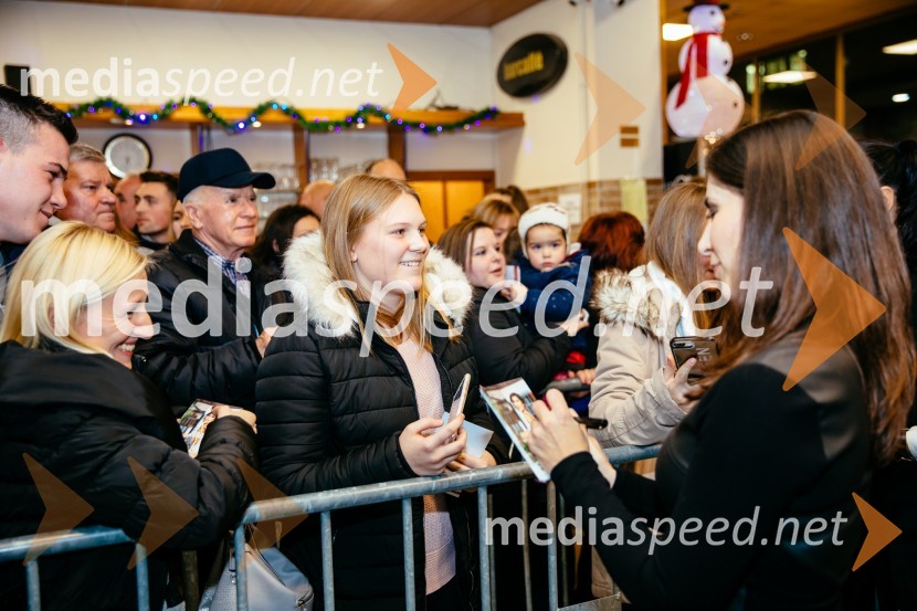  ... ;  Natalija Bratkovič, radijska in TV moderatorkaDruženje s tekmovalci Kmetije