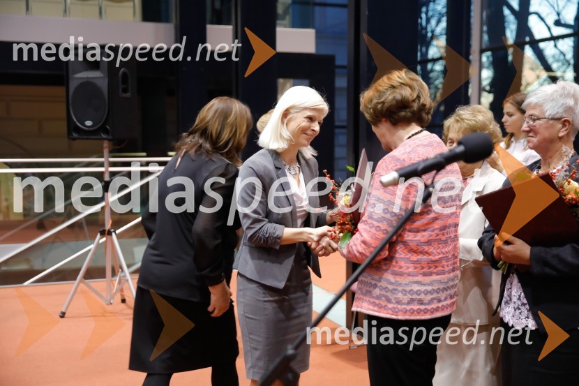 mag. Ksenija Klampfer, ministrica za delo, družino, socialne zadeve in enake možnosti RSLjudje odprtih rok leta 2018