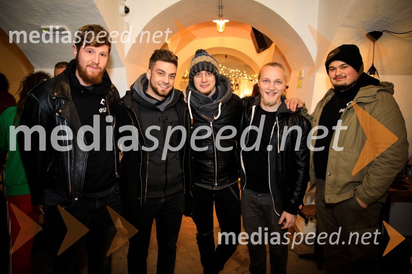  ... ;  Blaž Horvat , bobni - skupina Imset;  Jaka Peterka,  vokal, kitara- Skupina Imset;  Jaka Ažman, bas, vokal - skupina Imset;  ... Druženje hišnih glasbenikov založbe Nika