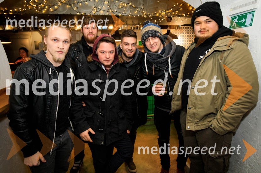  Jaka Ažman, bas, vokal - skupina Imset;  ... ;  Dejan Macura , klaviature - Skupina Imset;  Blaž Horvat , bobni - skupina Imset;  Jaka Peterka,  vokal, kitara- Skupina Imset;  ... Druženje hišnih glasbenikov založbe Nika