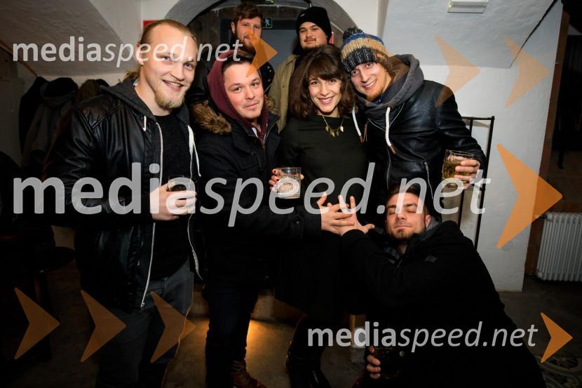  Jaka Ažman, bas, vokal - skupina Imset;  Dejan Macura , klaviature - Skupina Imset;  ... ;  ... ;  Sara  Martinovič Zevnik, založba Nika records;  Jaka Peterka,  vokal, kitara- Skupina Imset;  Blaž Horvat , bobni - skupina ImsetDruženje hišnih glasbenikov založbe Nika