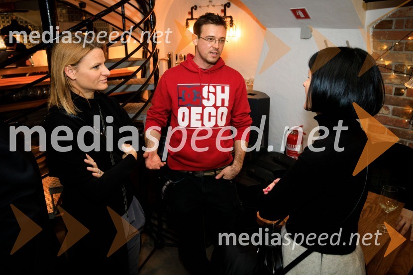  Polona Kalan;  Boštjan Meglič, glasbenik, član skupine Siddharta;  ... Druženje hišnih glasbenikov založbe Nika