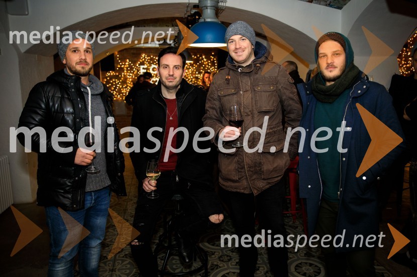  Marko Zemljič, zasedba John F. Doe;  Aleš Svetina, zasedba John F. Doe;  Tilen Knaflič, zasedba John F. Doe;  Luka Zemljič, zasedba John F. DoeDruženje hišnih glasbenikov založbe Nika