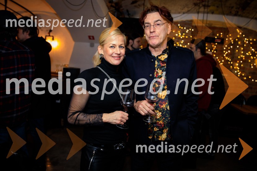  Karmen Špringer;  Goran Lisica Fox, direktor založbe Dallas recordsDruženje hišnih glasbenikov založbe Nika