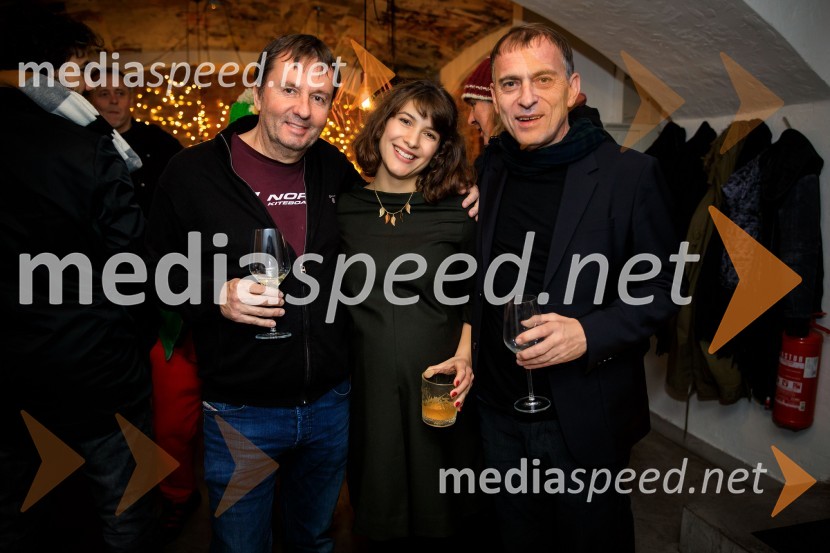  Darjo Rot, direktor založbe Nika Records;  Sara  Martinovič Zevnik, založba Nika records;  Blaž Peršin, direktor Muzeja in galerije mesta LjubljaneDruženje hišnih glasbenikov založbe Nika