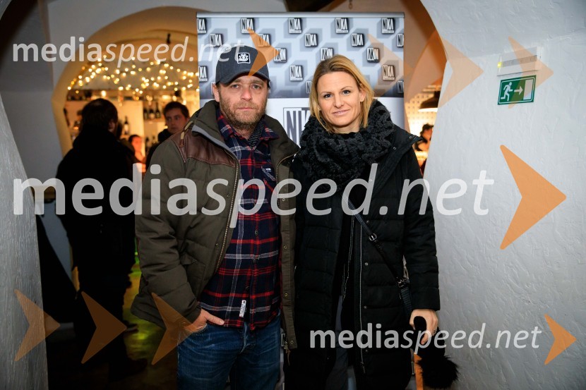  Grega Skočir, pevec, Big Foot Mama;  Polona KalanDruženje hišnih glasbenikov založbe Nika