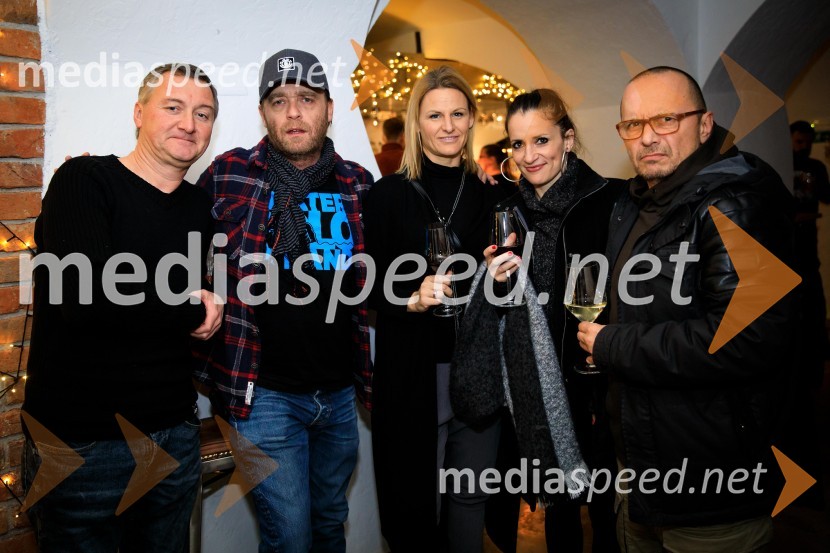  Jernej Vene, glasbeni urednik;  Grega Skočir, pevec, Big Foot Mama;  Polona Kalan;  Emanuela Montanič, pianistka;  Nikola Sekulović, član skupine Dan D Druženje hišnih glasbenikov založbe Nika