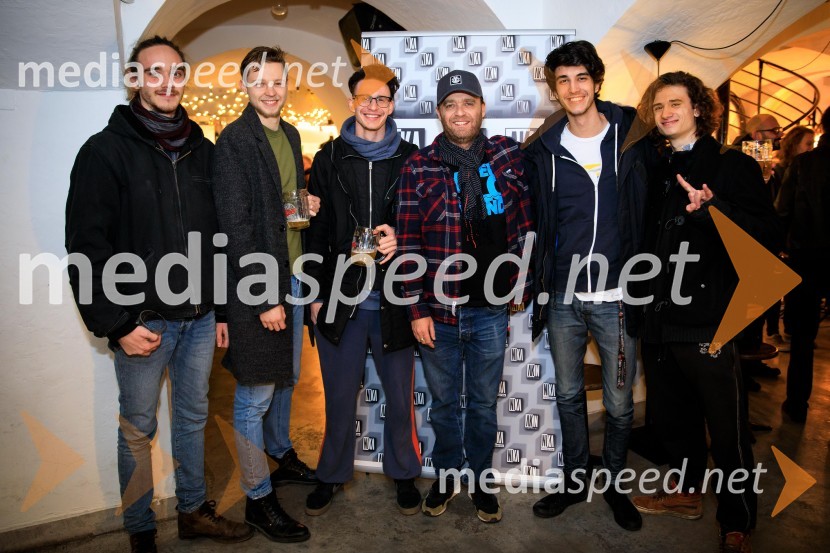  Rok Ahačevčič, skupina Lumberjack;  Jaka Novak, skupina Lumberjack;  Robi Glač, skupina Lumberjack;  Grega Skočir, pevec, Big Foot Mama;  David Podgornik, skupina Lumberjack;  Blaž Kuster, skupina LumberjackDruženje hišnih glasbenikov založbe Nika