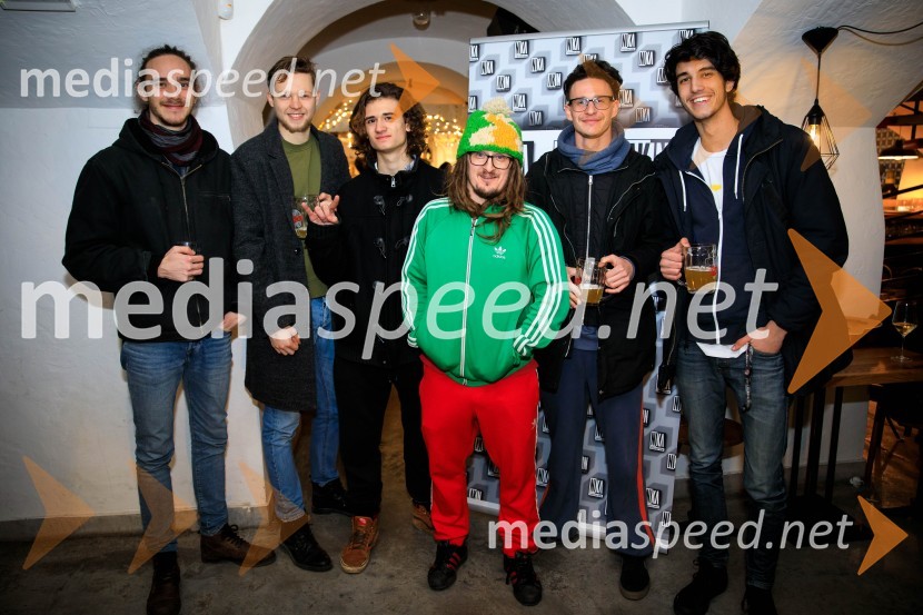  Rok Ahačevčič, skupina Lumberjack;  Jaka Novak, skupina Lumberjack;  Blaž Kuster, skupina Lumberjack;  Mare Godnjavec - Jizah, radijski moderator;  Robi Glač, skupina Lumberjack;  David Podgornik, skupina LumberjackDruženje hišnih glasbenikov založbe Nika