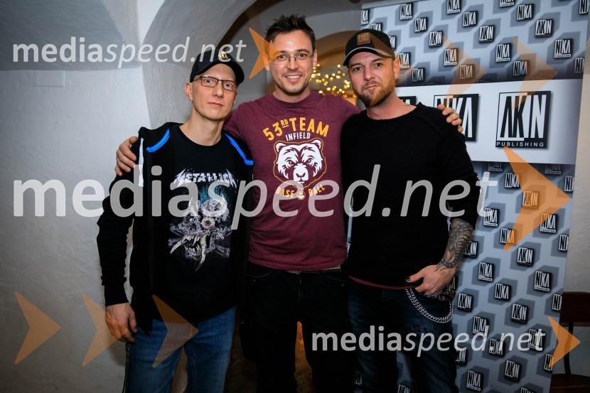  Primož  Benko, glasbenik, član skupine Siddharta;  Boštjan Meglič, glasbenik, član skupine Siddharta;  Tomi Meglič, glasbenik, pevec skupine SiddhartaDruženje hišnih glasbenikov založbe Nika