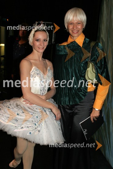 Primabalerina Alenka Ribič Laufer in Barbra Drnač, plesna novinarka in urednica oddaje Parada plesaLabodje jezero, premiera baleta SNG Maribor