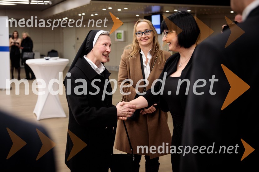sestra Bernarda Gostečnik, profesorica biologije in gospodinjstva;  Karina Cunder Reščič, urednica Nedelove priloge OK;  Nataša  Luša, direktorica družbe Delo d.o.o.Delo 60 let